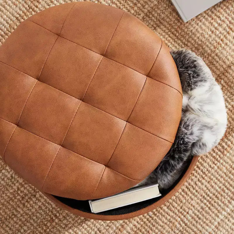 Pouf contenitore rotondo trapuntato in similpelle con gambe in legno