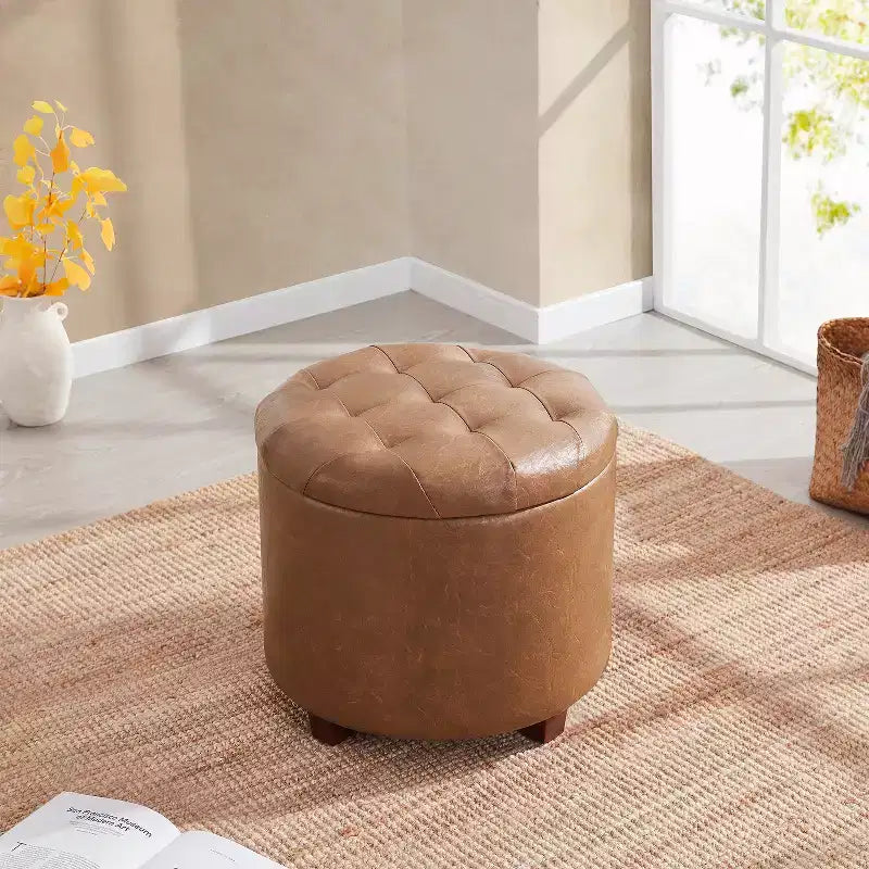 Pouf contenitore rotondo trapuntato in similpelle con gambe in legno