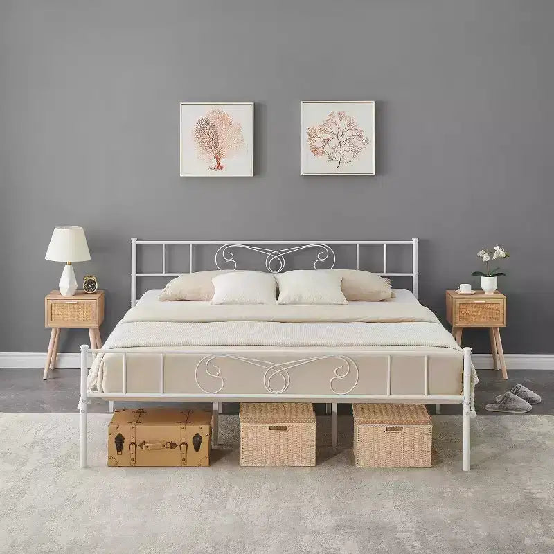 Struttura letto matrimoniale King in metallo con piattaforma, testiera e pediera in ferro battuto, doghe in acciaio, spazio contenitore sotto il letto, silenziosa, non necessita di rete a molle, nera