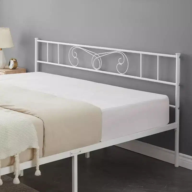 Struttura letto matrimoniale King in metallo con piattaforma, testiera e pediera in ferro battuto, doghe in acciaio, spazio contenitore sotto il letto, silenziosa, non necessita di rete a molle, nera