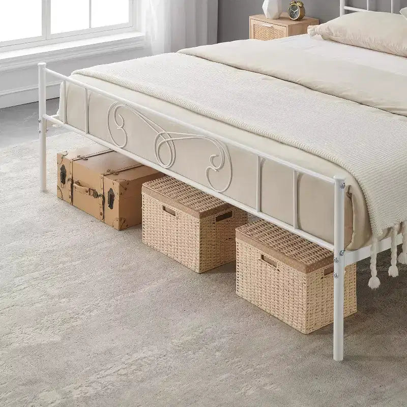 Struttura letto matrimoniale King in metallo con piattaforma, testiera e pediera in ferro battuto, doghe in acciaio, spazio contenitore sotto il letto, silenziosa, non necessita di rete a molle, nera