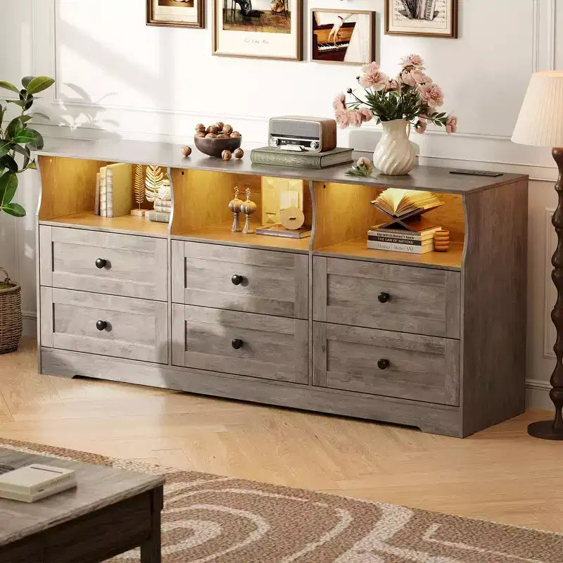 Comò in Legno a 6 Cassetti da 160 cm con Presa di Corrente e Scaffali Aperti, Mobile TV Moderno per Soggiorno e Camera da Letto, Cassettiera
