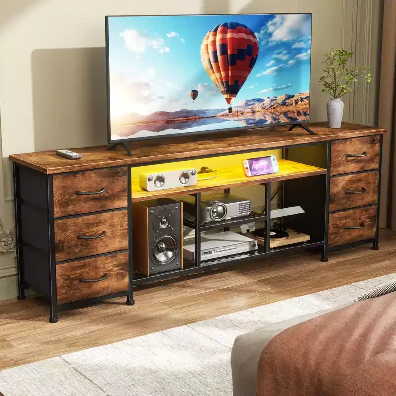 Mobile TV marrone da 71 pollici con cassettiera, stazione di ricarica, luci LED, 6 cassetti in tessuto, console multimediale in pelle PU per TV fino a 80 pollici, contenitore per camera da letto