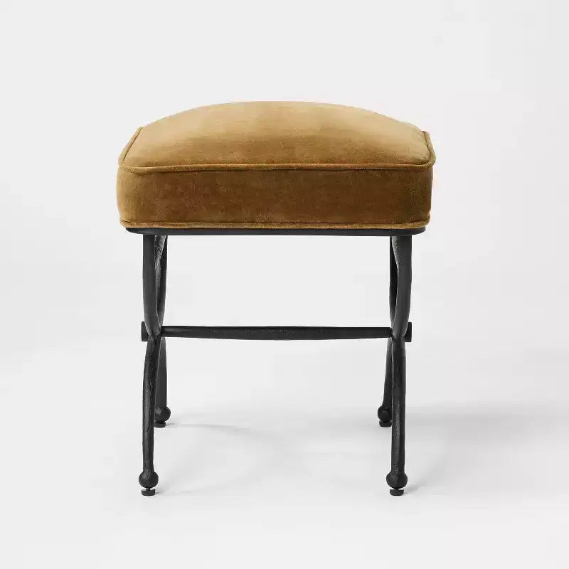 Pouf imbottito con gambe in metallo – progettato con