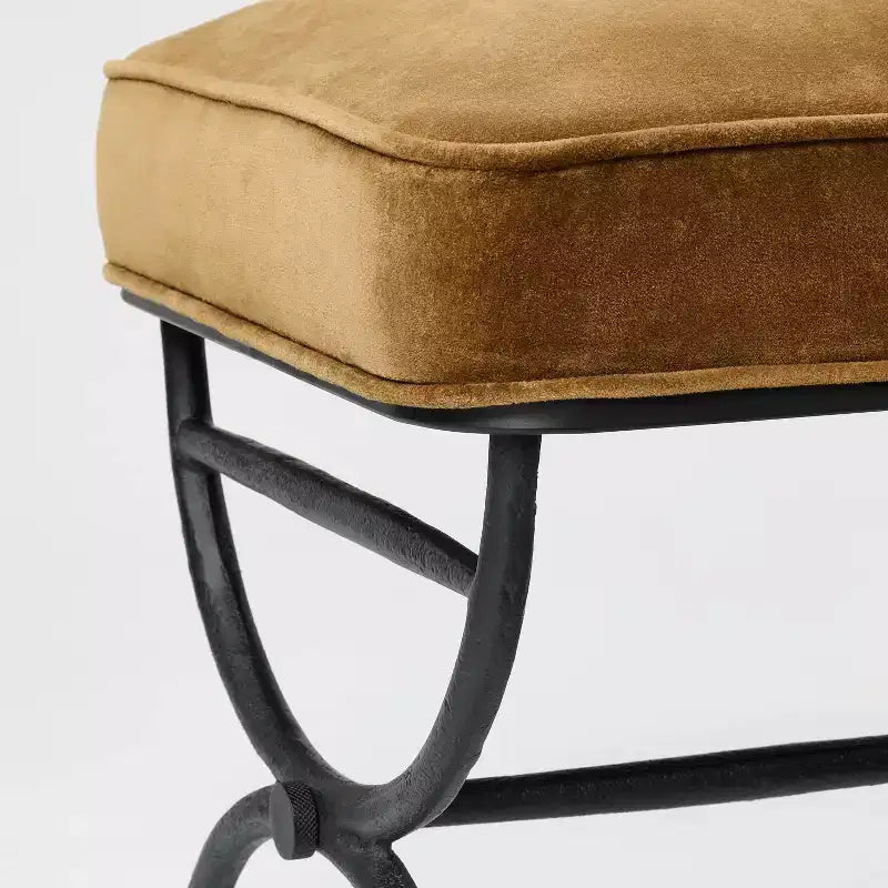 Pouf imbottito con gambe in metallo – progettato con